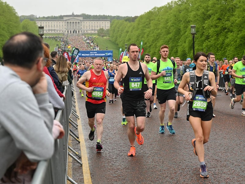 The wave of runners makes its way through the Stormont estate.