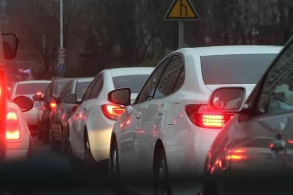 Traffic is queuing on Shore Road. Photo by pixabay
