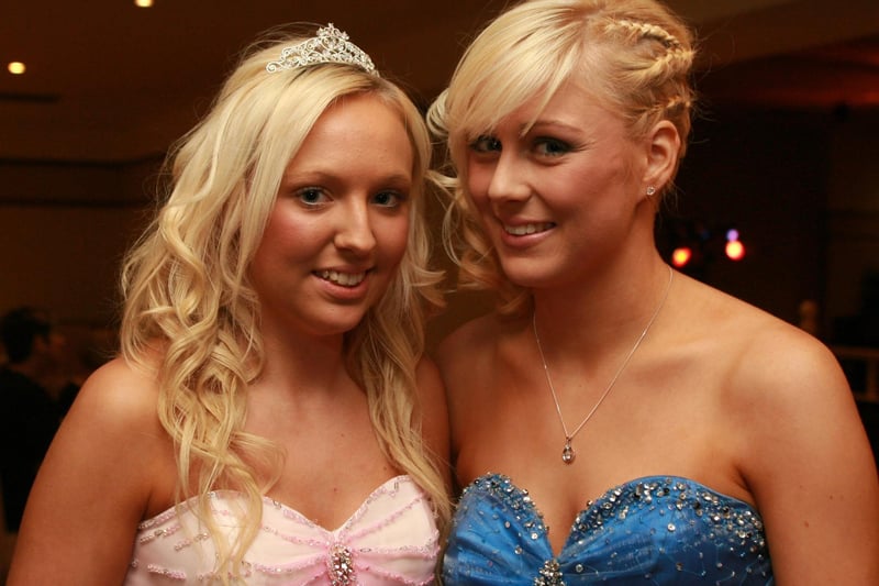 A stylish evening for Anna-Robyn Latimer and Lisa Jewell. Ct07-029tc