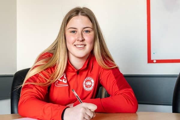 Cerys Sharkey puts pen to paper on new pro deal