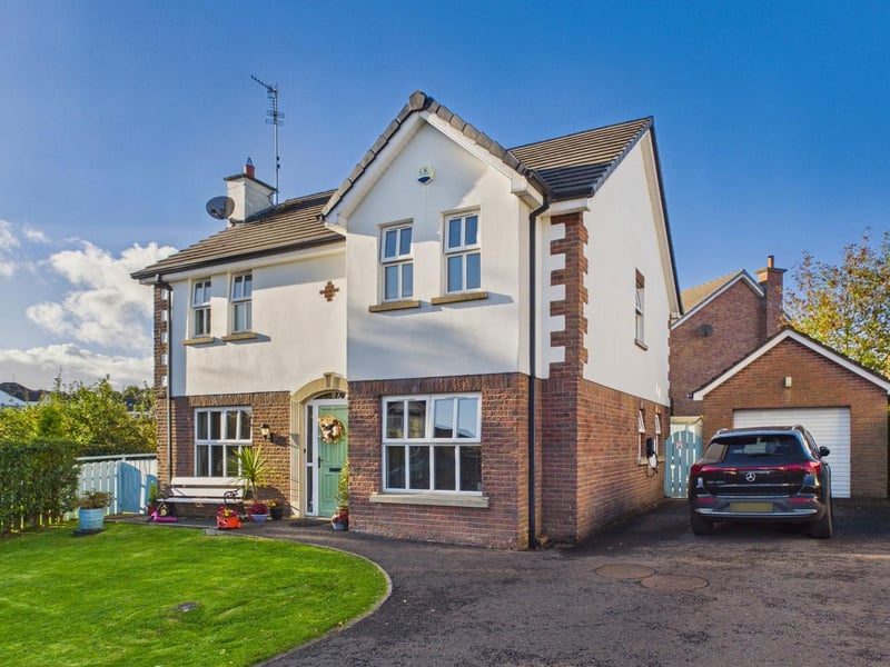 The detached house with separate garage is on a corner site, pleasantly positioned within a quiet cul-de-sac.