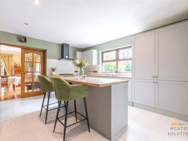 High-specification fitted kitchen featuring high- and low-level units with laminate countertops.