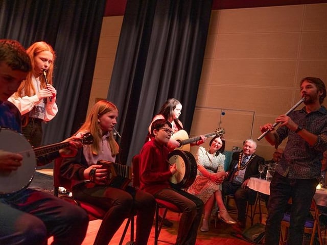 Conor Lamb and Deirdre Galway, Réalta with young trad players from Jimmy O'Hara Comhaltas Ceoltóirí Éireann (Roe Valley)