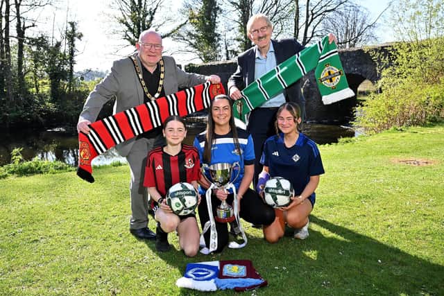 Crusaders Strikers’ Academy players Lexi and Evie, joined by coach Clare, pictured with Councillor Neil Kelly, Mayor of Antrim & Newtownabbey Borough Council, and Budget Energy SuperCupNI Chairperson Victor Leonard, as Manchester United confirm their return to headline the 2025 Girls’ Premier and Junior Sections at this year’s tournament.