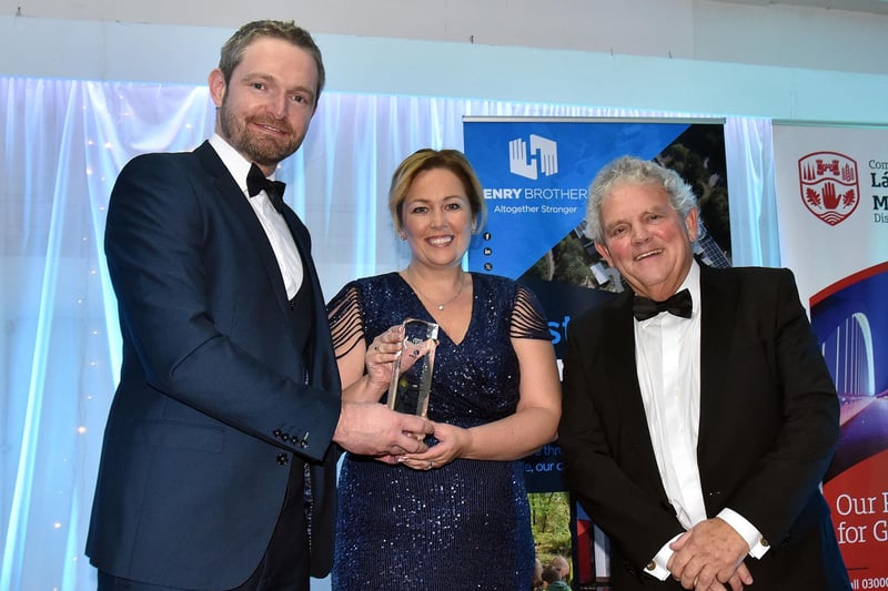 The Innovation Award, presented by Mark McKee, left, director at Marquee Electronics to Melanie Dawson of Origin7 Ltd. MU46-222.