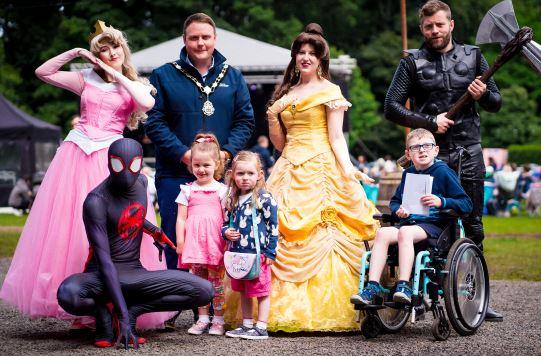 Mayor of Antrim and Newtownabbey, Cllr Mark Cooper with Event Heroes staff and Grace, Lyla Rose and Alex.