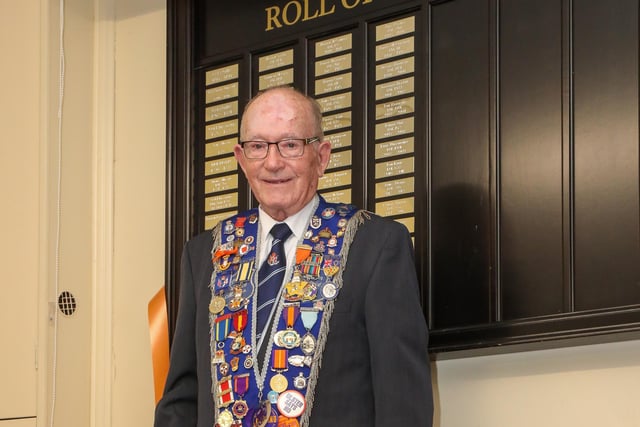 Bro Sandy Tolerton of LOL 1431 the longest surviving Past District Master performed the Unveiling.