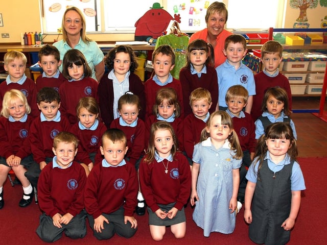 Pond Park Primary one Techer Mrs Helen Burns pictured with Clasroom Assistant Miss Vivien Brewer and their Primary One Class in 2007