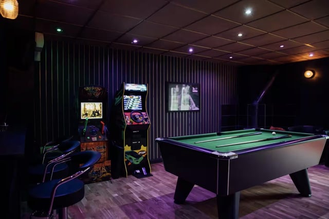 Also a great choice to join together with everyone you know, the Entertainer’s Estate in Ballyclare is a massive house that is purposefully designed for having the most fun in whatever format you prefer. Amongst the expected rooms and living spaces, this luxurious house boasts a night club, lounge, spa, games room, cinema theatre and more, so spend your time wisely to ensure you get to soak up each amenity.