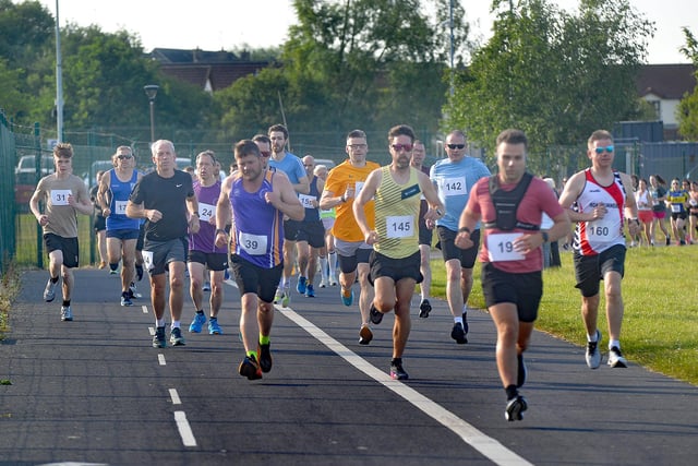 10K runners taking part in the annual Craigavon Lakes run on Wednesday evening. PT24-235.