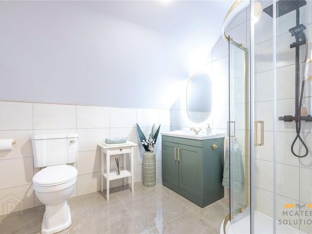 Shower room.