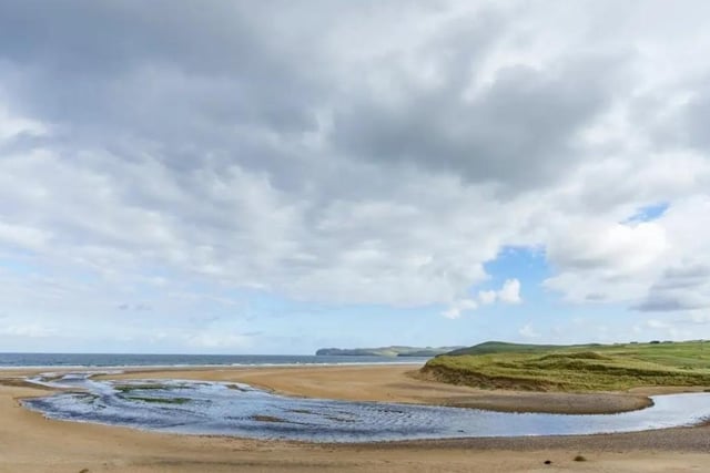 Just across the border in Donegal, Killahoey Beach offers golden sands, a relaxed vibe, and waves suitable for most skill levels. While not always consistent, it can deliver solid surf on windier days. The beach is rarely crowded, which makes it a favourite for those looking to avoid busier spots. With amenities close by in Dunfanaghy and lifeguards on duty during summer, Killahoey is a practical and pleasant option for a full day by the coast. That said, the wind can pick up, so extra layers are advised outside of summer.