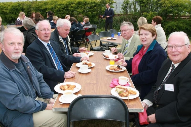 Members of Brighter Whitehead enjoying lunch at the Andrew Jackson Centre in 2010. CT20-021tc.