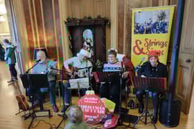 Ukulele group, Strings and Sings