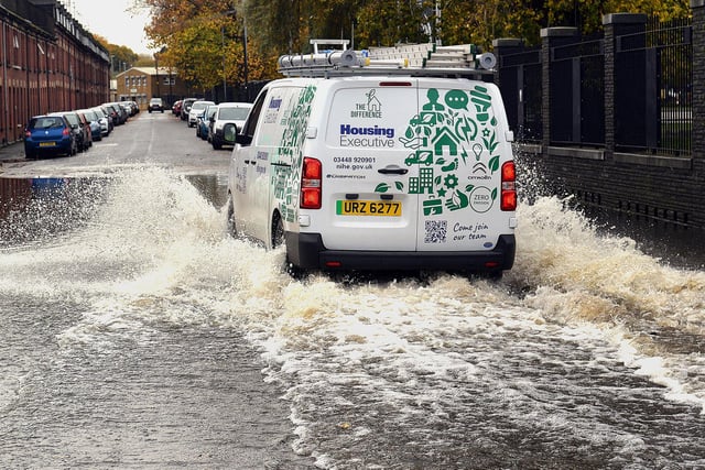 A Housing Executive van ploughs through the floods in Park Road on Tuesday afternoon. PT44-253.