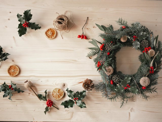 Elevate your festive decorations this holiday season with a hands-on Christmas Wreath Making workshop led by Designs By Therese. Create a beautiful Christmas arrangement to adorn your living space or gift to someone special, all under Therese’s expert guidance. This workshop welcomes participants of all levels, from beginners to more advanced flower arrangers, and provides all the necessary materials - just remember to bring your own wire cutters and secateurs. Refreshments will be provided in this evening of creativity.
For more information, go to eventbrite.co.uk/christmas-wreath-making-with-designs-by-therese