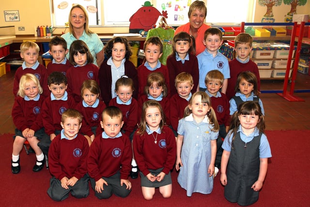 Pond Park Primary one Techer Mrs Helen Burns pictured with Clasroom Assistant Miss Vivien Brewer and their Primary One Class in 2007