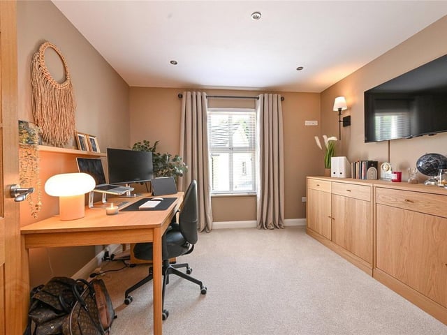Bedroom/office.
