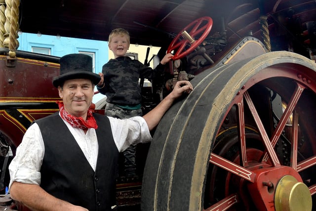 Alfie McGarvey gives Arthur Neill (5) a look around his steam traction engine at Country Comes To Town. PT38-212.