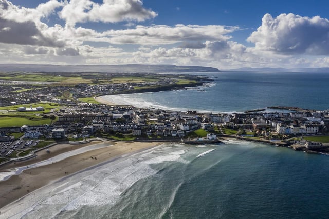 East Strand is a favourite for beginners and intermediate surfers alike. Positioned close to the headland, the beach is relatively protected from strong north-westerly winds and usually features smaller, more manageable waves. It’s a popular year-round surf spot with consistent wave activity in the winter, especially in January. This exposed beach break offers both left and right-hand waves, and is surfable across all tides. Facilities are good, and the beach has received the Seaside Award in recent years. It’s often busy, particularly in peak season. Lifeguards operate during summer.