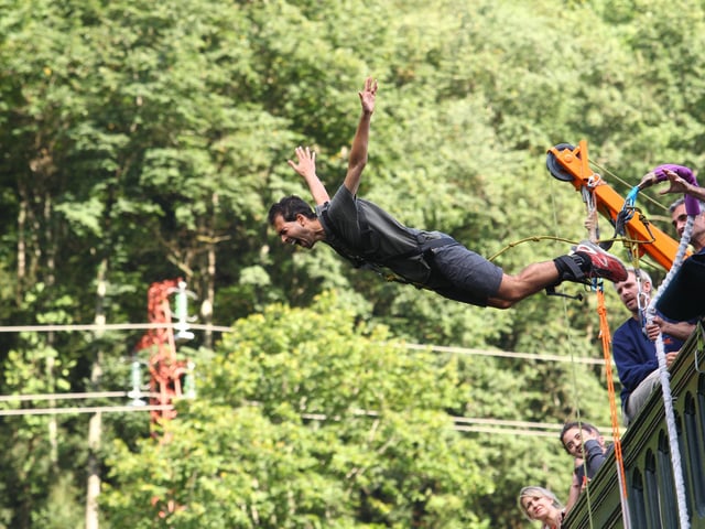 Not for the faint of heart, bungee jumping from a height of 160 feet off a suspended platform is a great way to test your limits and conquer any fear of heights. Hosted by trained professionals, you’ll be guided through all safety instructions so all you have to do is take a deep breath and have some fun.
For more information, go to goldenmoments.co.uk/bungee-jump