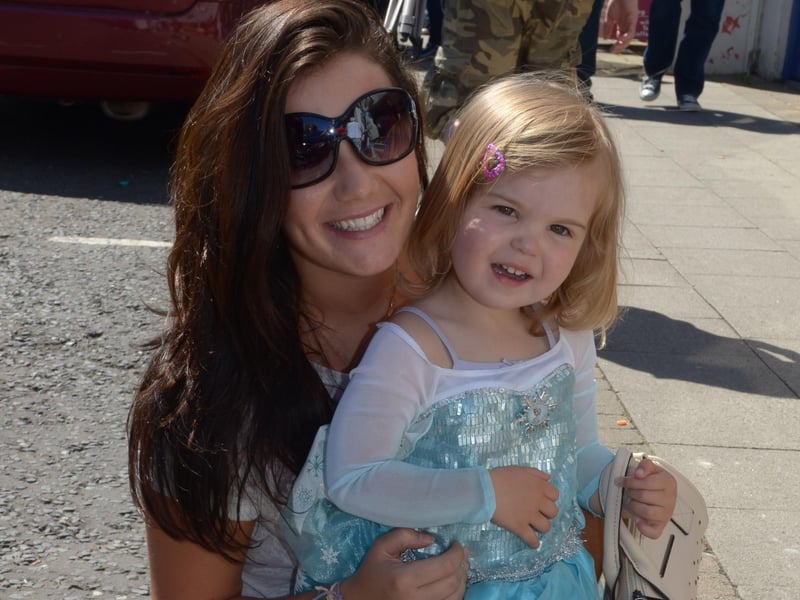 Loreen and Mia Duddy watching the Larne Alive parade. INLT 25-446-PR