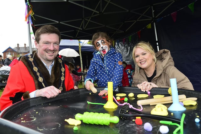 Mayor's Carson visits the arts and crafts section of the Family Fun Day and met some local families.