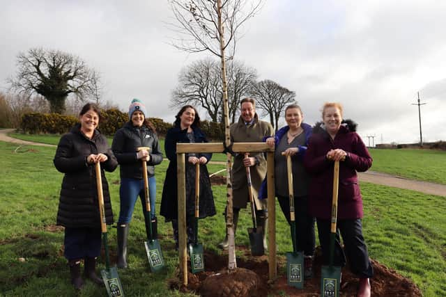 hairman Jonathan Patton with members of the Forget-me-not group and Bereavement Midwives Susan Stitt and Jacqueline Dorrian.