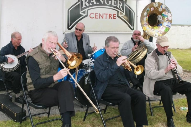 Providing the entertainment for the 2010 Carrick in Bloom launch was the Apex Jazz Band. CT20-020tc.