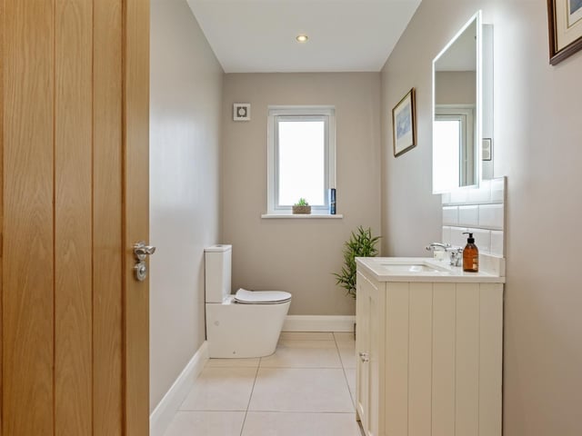 Furnished cloakroom.