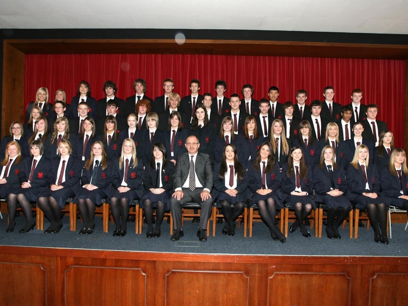 Mr. R. Hassard, Head Master of Ballymena Academy pictured with students who achieved top awards in their GCSE examinations in 2007.  BT37-002JM.