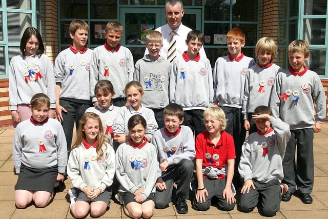 Moira Primary School Primary Seven Sports Day Prize Winners with teacher Julian Gray in 2007