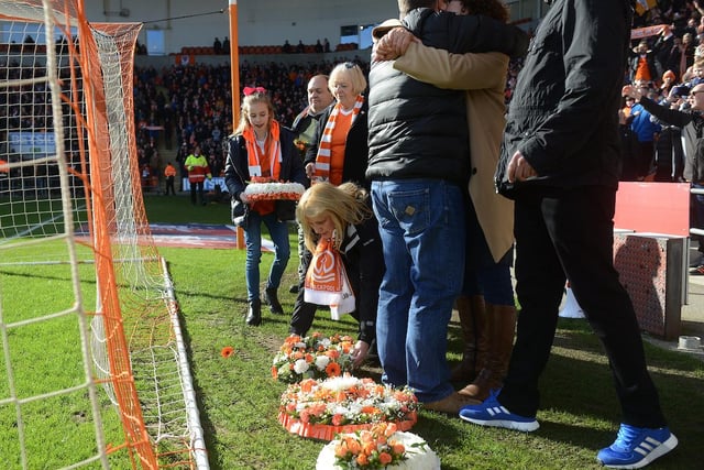 Fans laid wreaths before the game to pay tribute to those supporters that had passed away during the boycott