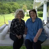 Chef Paula McIntyre (right) sitting out on the porch at the home of Rachel Parton George (left), during filming for Paula’s new series – Paula McIntyre’s Hamely Kitchen USA. CREDIT BBC