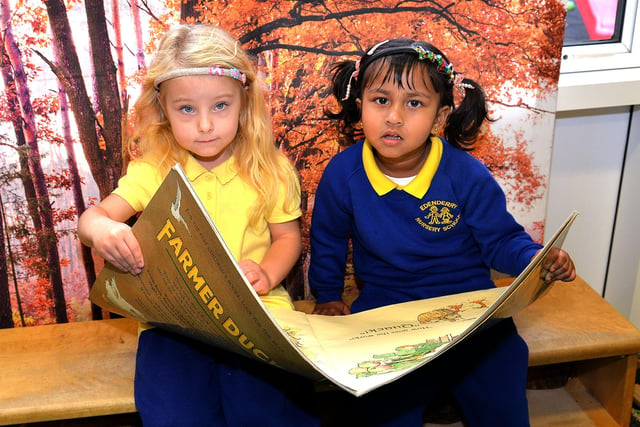 Edenderry Nursery School pupils Zofia and Sayajya share a picture book. PT43-318.