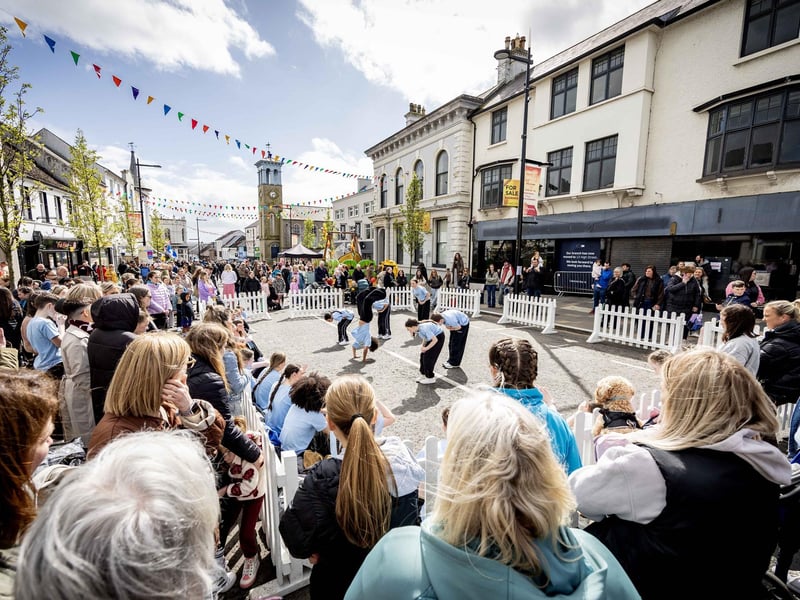 A popular act holds the crowd's attention at the Spring Fair