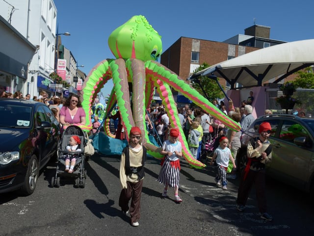 The Larne Alive parade makes its way along Larne Main Street. INLT 25-443-PR