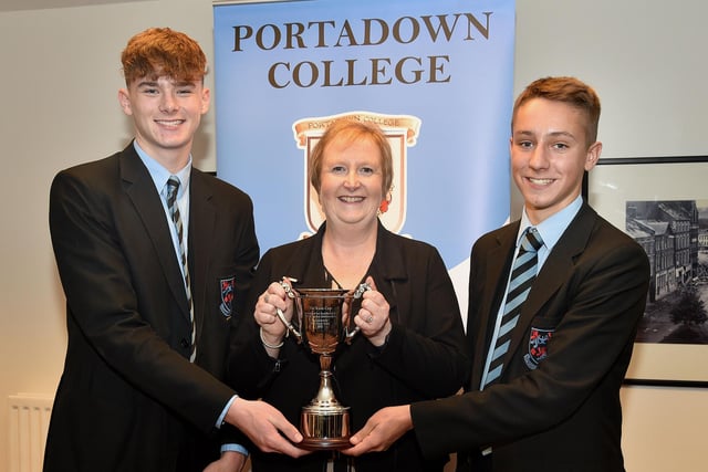 Mrs Diane Kane presenting the Kane Cup for GCSE Further Mathematics. PT49-223.