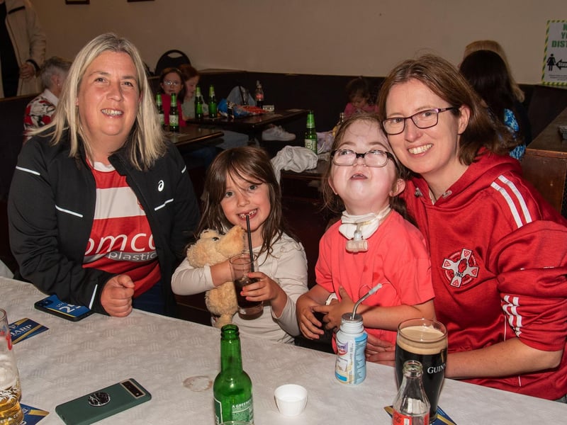 Showing their support at the Daniel Wiffen watch party are from left, Sarah McClintock, Niamh McGrath (6), Clodagh McGrath (9) and Natalie McGrath. LM32-202.