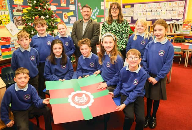 Moy Park Makes Magical Moments at Co Antrim schools. Elizabeth Adair from Moy Park, back right, with Knockahollet PS. Credit Brian Thompson