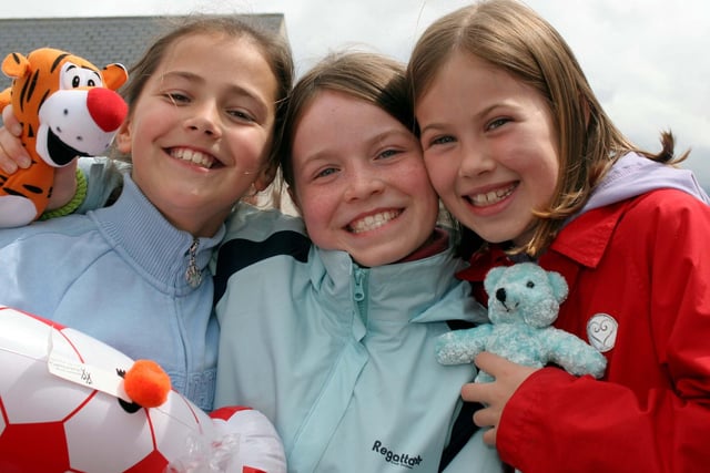 Leah Weatherup, Eileen Burns and Naomi Allen from Ballyclare Primary School having a great time at the 2021 Ballyclare May Fair. NT22-030FP