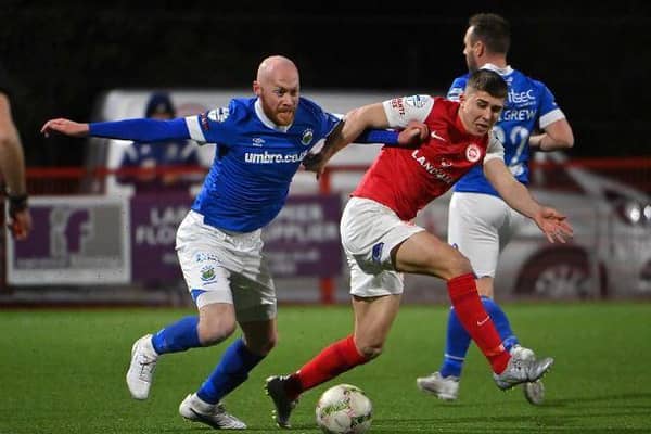 Chris Shields tussles for possession with Paul O'Neill. (Pic by PressEye).