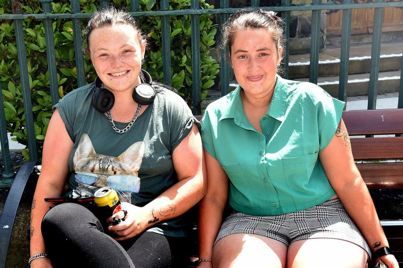 Taking a break in Portadown town centre on Wednesday afternoon are Natasha McCarten, left, and Layura Graham. PT22-237.