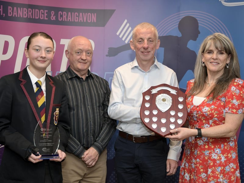 Junior School Team sponsored by JH Turkington & Sons Ltd. Award winner: Lurgan Junior High School U14 Girls Football Team. Presented by: Ivan Robinson (JH Turkington & Sons Ltd) & Ruth Norton (ABCSF).