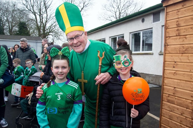 Local character, 'Big Pat' who took on the role of the patron saint at the  Derrymacash St Patrick's Day parade pictured with Kelsie Lethem (8), left, and Darcy Goff. LM12-233.