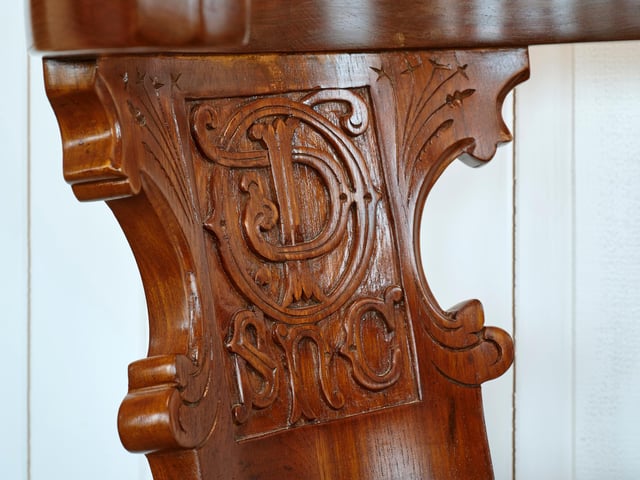 The century-old dining chairs come from a luxury P&O ocean liner.