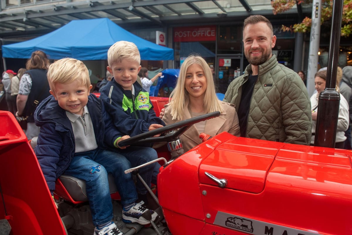 35 Happy Pictures as Country Comes to Town Brings Out the Crowds in...
