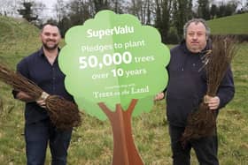 Jamie Poole from SuperValu Dromore (left) visits landowner Steven Delaney