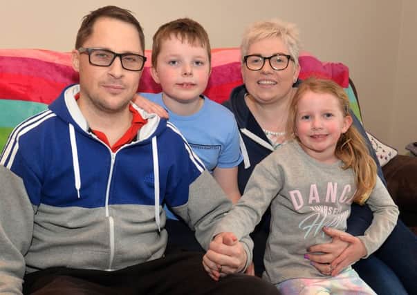 Keith Anderson who has recently undergone a kidney transplant pictured with his wife, Kathy and children Alfie (7) and Libby (5). INPT10-202.