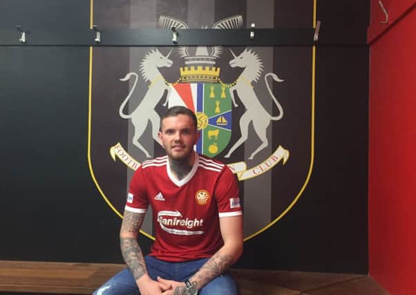 Darren Murray has signed for Portadown on a two-year deal.